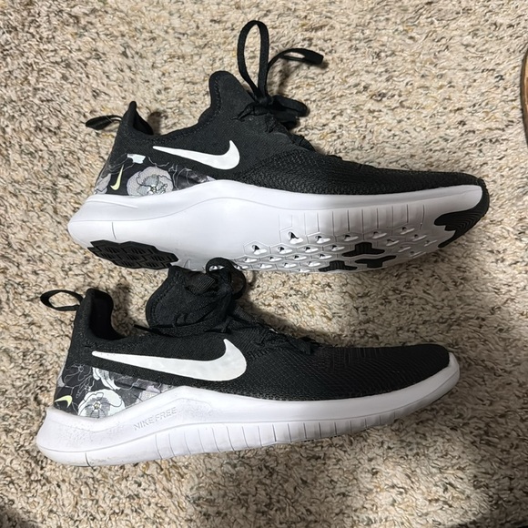 Nike Black and White Running Shoes - Picture 4 of 5